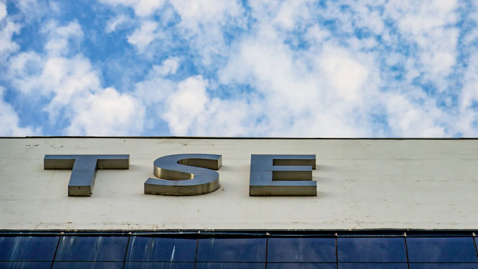 Letreiro do Tribunal Superior Eleitoral (TSE) na fachada do prédio, em Brasília, em 4 de outubro de 2026
