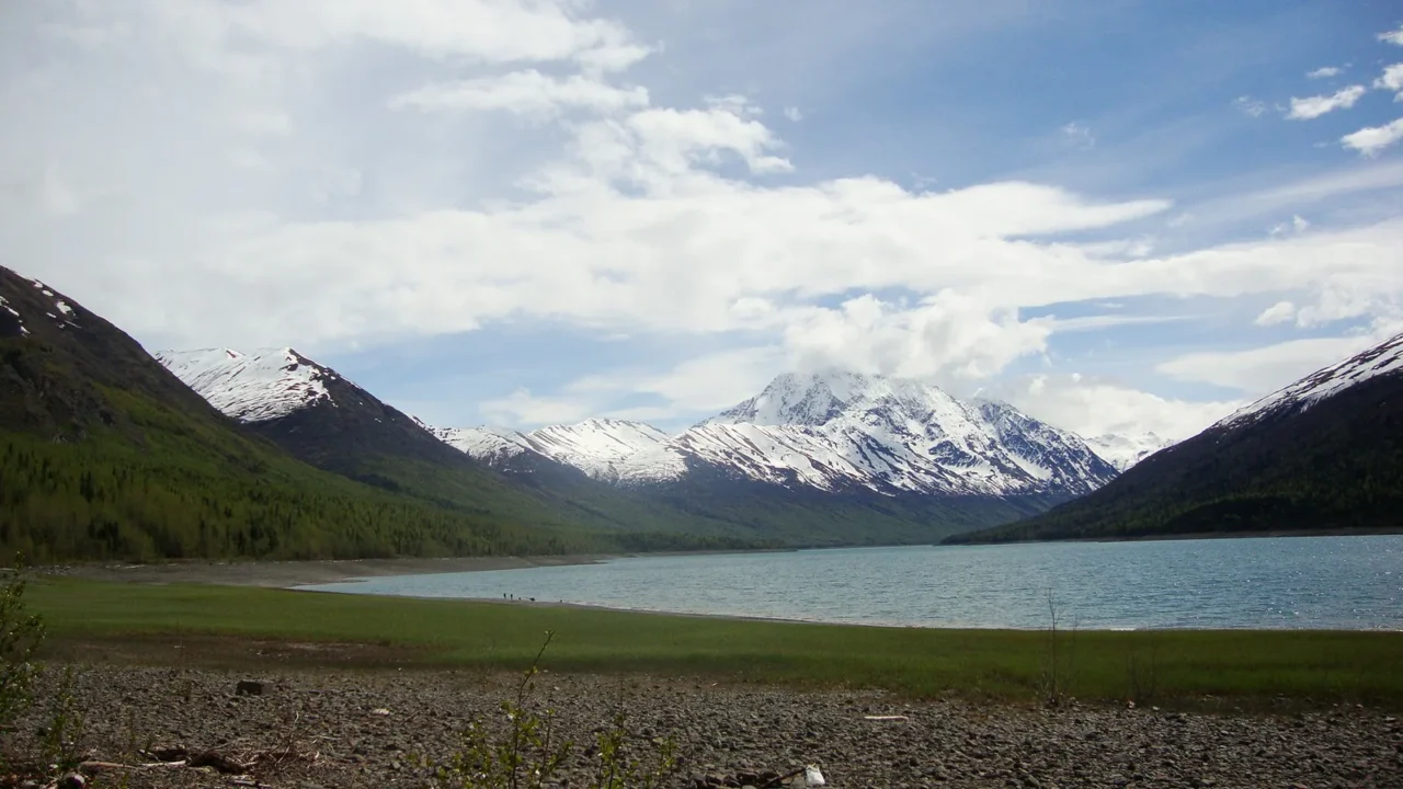 Lago Eklutna, no Chugach State Park, com montanhas cobertas de neve ao fundo