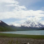 Lago Eklutna, no Chugach State Park, com montanhas cobertas de neve ao fundo