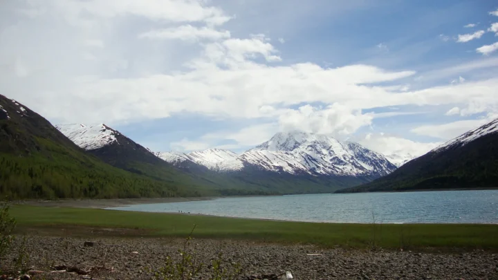 Lago Eklutna, no Chugach State Park, com montanhas cobertas de neve ao fundo
