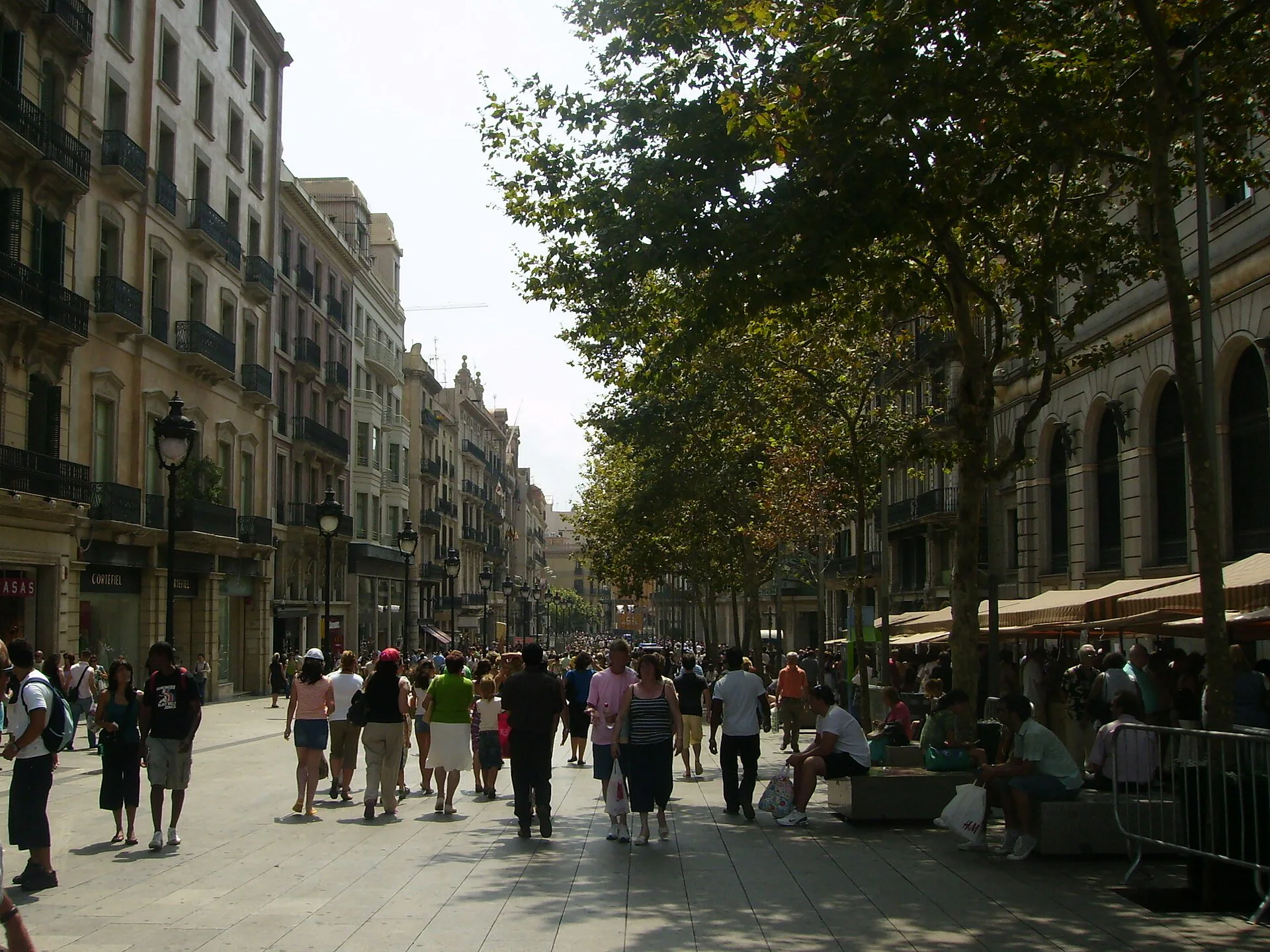 Avenida Portal de l'Àngel, rua de comércio ao lado da praça Catalunha, em Barcelona (foto de arquivo)