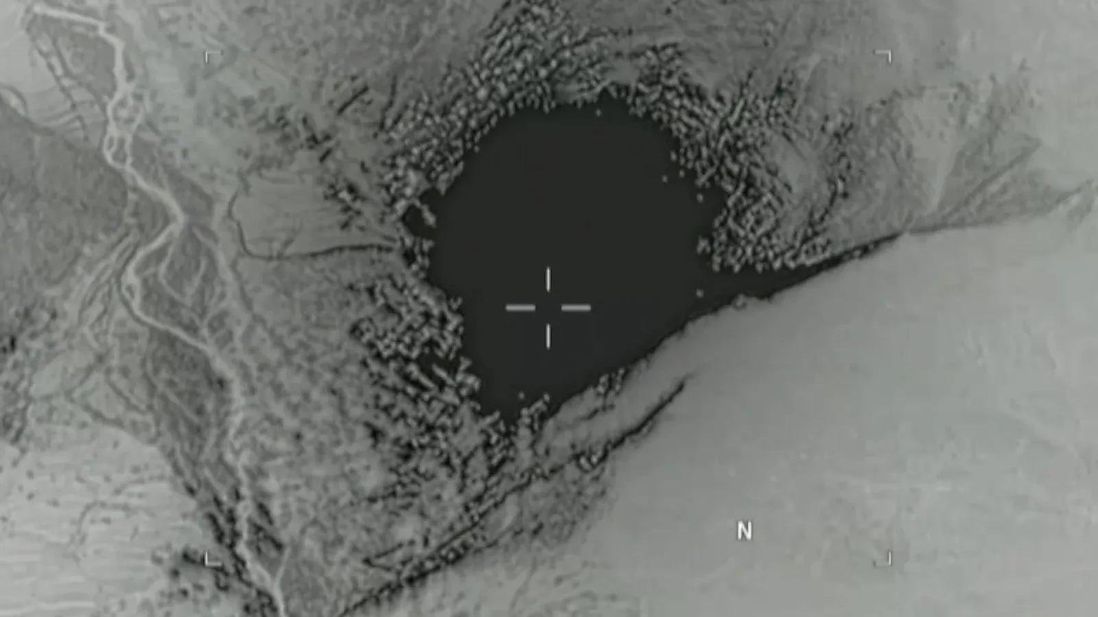 Imagem aérea em preto e branco mostra a nuvem escura da explosão da MOAB sobre um complexo de túneis no Afeganistão, em abril de 2017