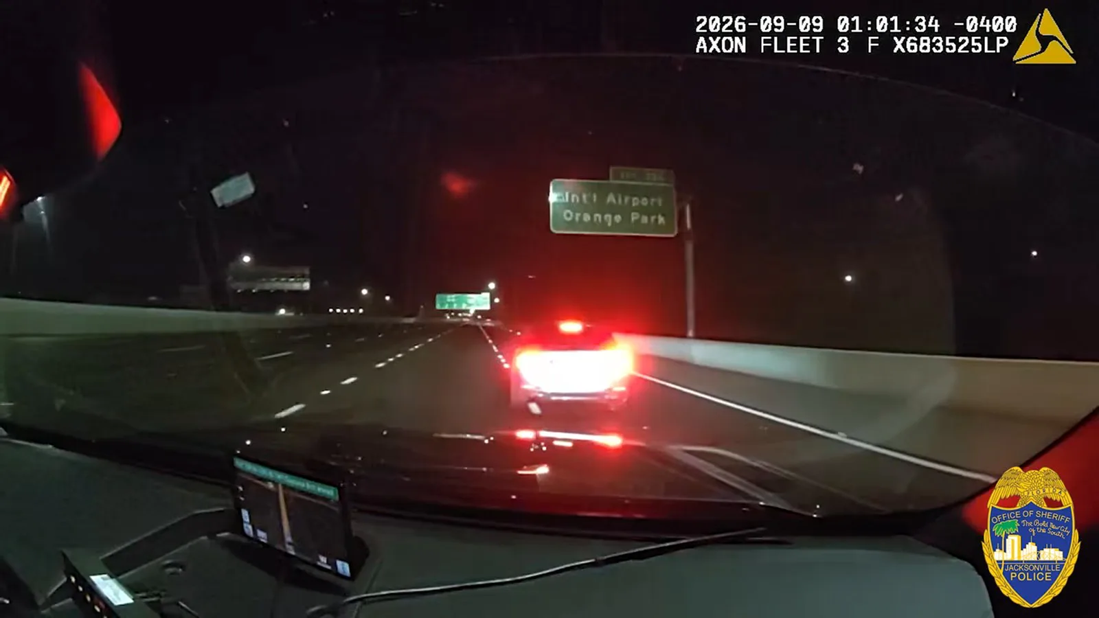 Imagem da câmera da viatura, com data e hora no canto (9 de setembro de 2026, 1h01), mostra um carro à frente na rodovia