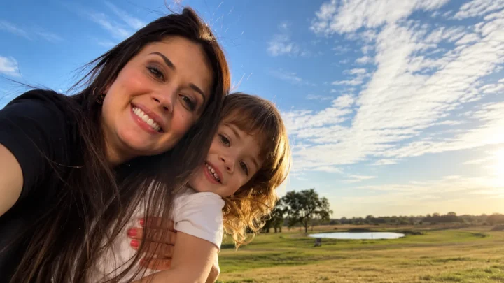 Cibelle e a filha de 4 anos.