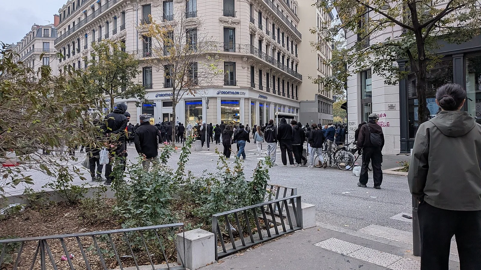 Pessoas na Rua do Presidente Carnot, em Lyon, durante o ataque a uma loja de artigos esportivos em 17 de outubro de 2026