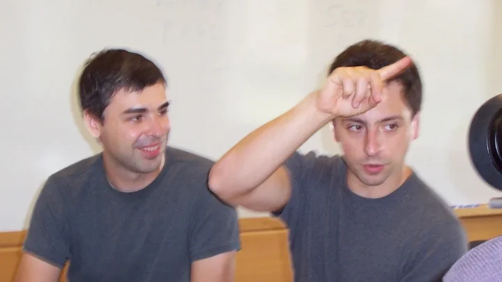 Larry Page e Sergey Brin, fundadores do Google, sentados lado a lado diante de um quadro branco, em 2003 (imagem de arquivo)