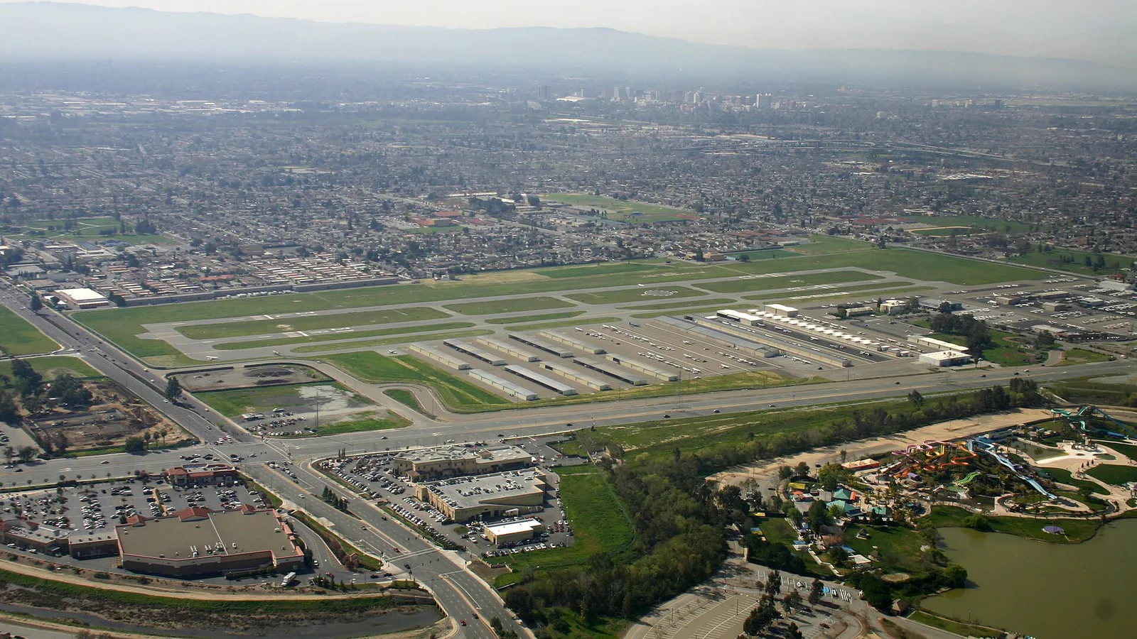 Vista aérea do aeroporto Reid-Hillview, em San Jose, cercado por ruas e avenidas da cidade