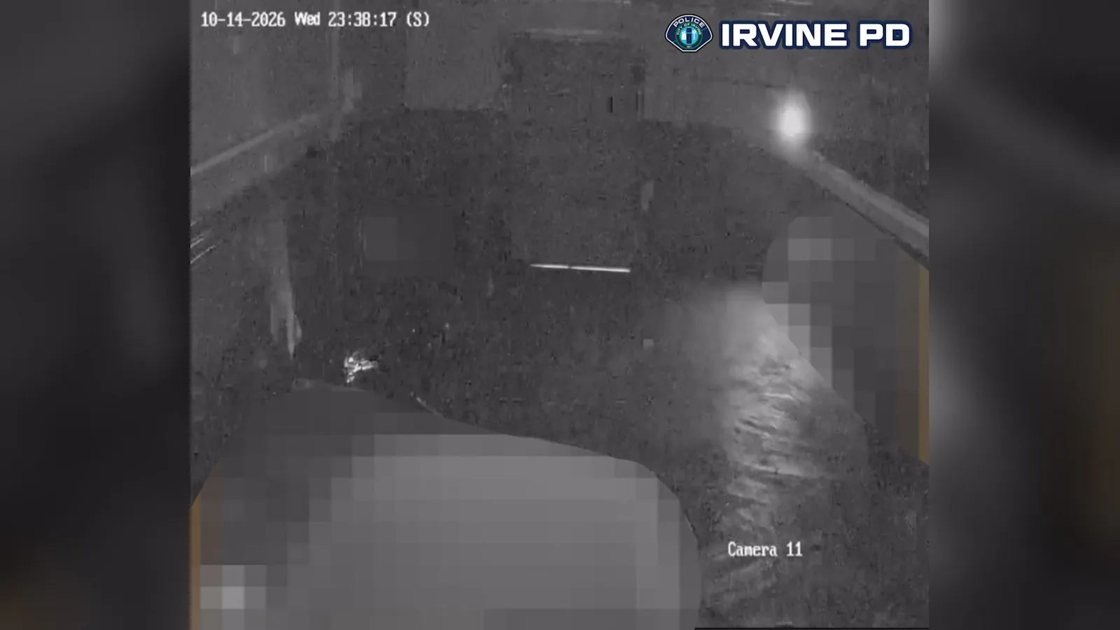 Às 23h38, pelo carimbo da câmera, um pequeno ponto de luz aparece no lado esquerdo da imagem, com o ambiente ainda escuro; outros veículos foram borrados pela polícia