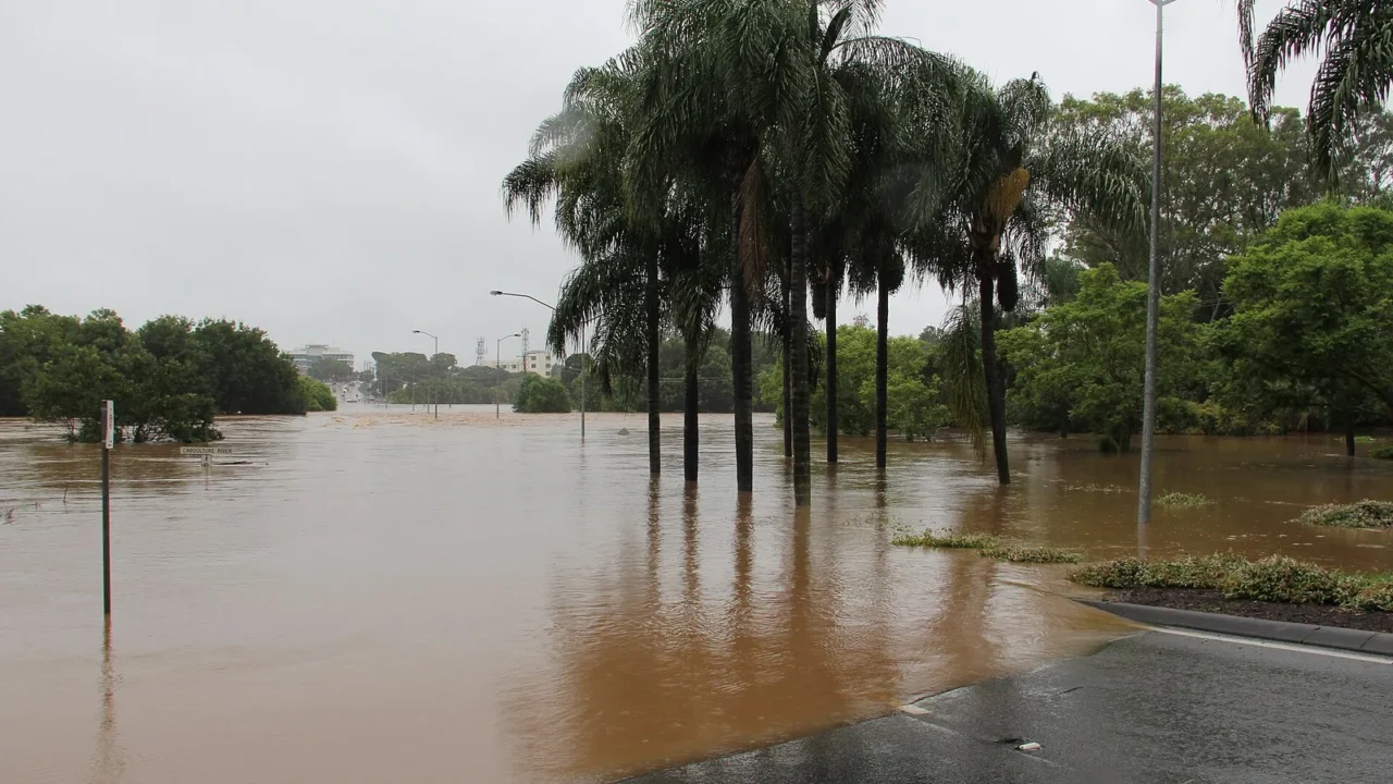 Água da cheia do rio Caboolture cobre a Morayfield Road, em Queensland, em janeiro de 2011 (imagem de arquivo)
