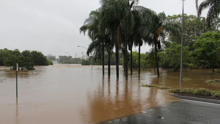 Água da cheia do rio Caboolture cobre a Morayfield Road, em Queensland, em janeiro de 2011 (imagem de arquivo)