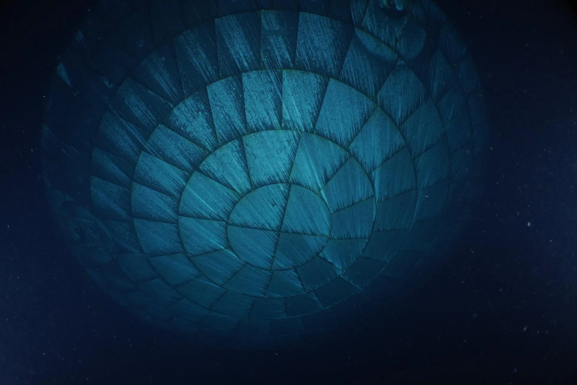 Pouco depois da amerissagem da Artemis II, em 10 de abril de 2026, mergulhadores da Marinha dos EUA capturaram imagens subaquáticas do escudo térmico da espaçonave Orion.