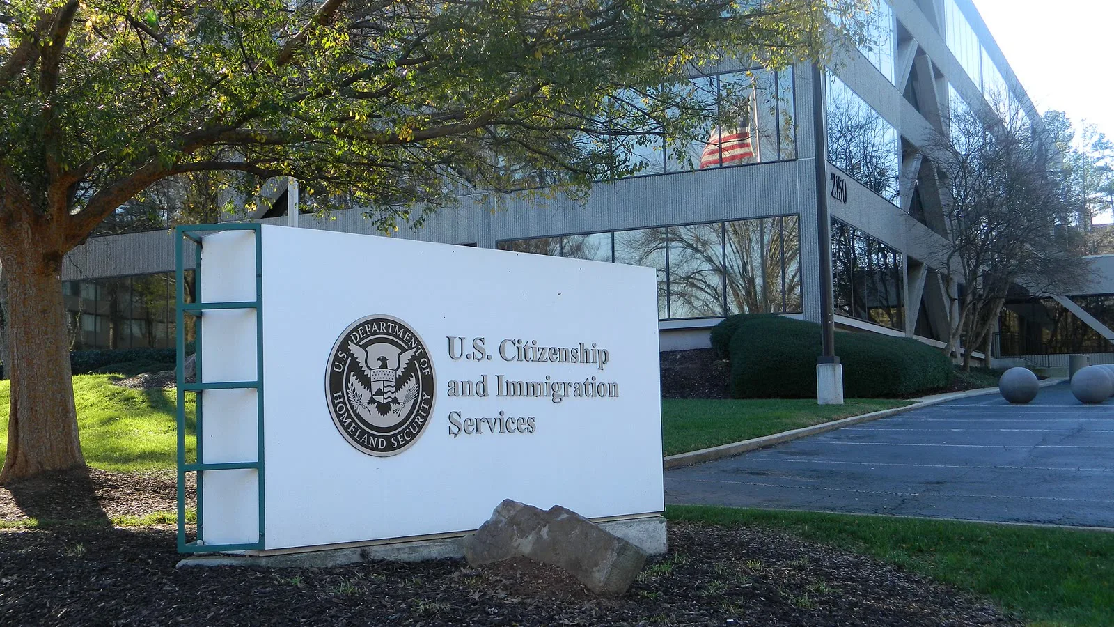 Placa do Serviço de Cidadania e Imigração dos EUA (USCIS) em frente a um prédio da agência no condado de DeKalb, na Geórgia, em 2012 (imagem de arquivo)
