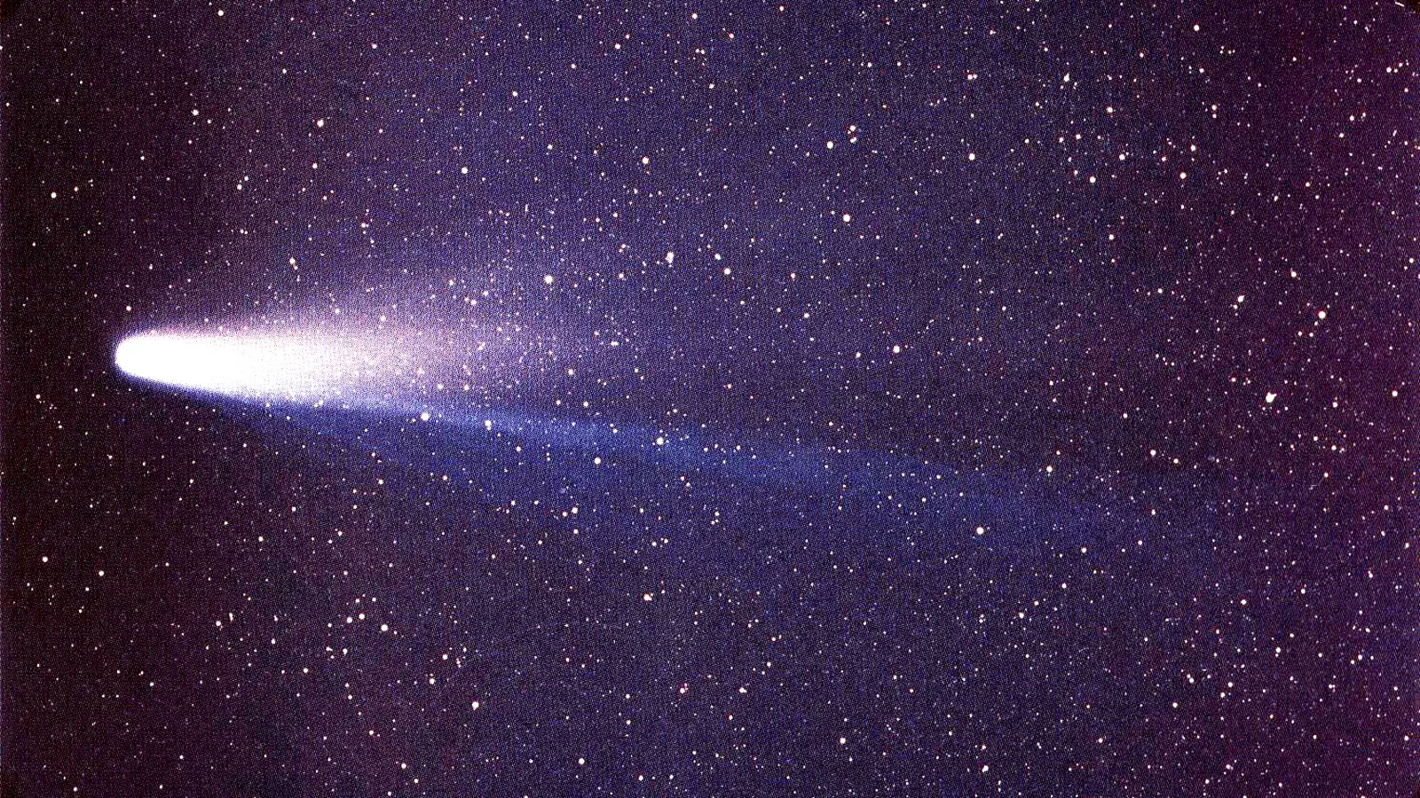 O cometa Halley, com a cauda longa e azulada, fotografado por W. Liller em 8 de março de 1986, na Ilha de Páscoa, como parte do programa internacional de observação International Halley Watch