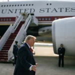 Donald Trump caminha e fala com jornalistas na pista ao lado do Air Force One, na Base Conjunta Andrews, em Maryland, em 1º de julho de 2026 (imagem de arquivo)