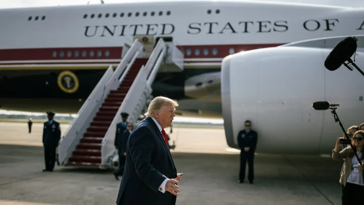 Donald Trump caminha e fala com jornalistas na pista ao lado do Air Force One, na Base Conjunta Andrews, em Maryland, em 1º de julho de 2026 (imagem de arquivo)