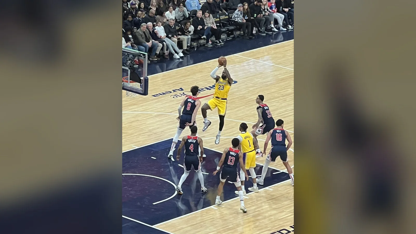 LeBron James, ainda com o uniforme amarelo do Los Angeles Lakers, salta para arremessar em jogo de abril de 2024