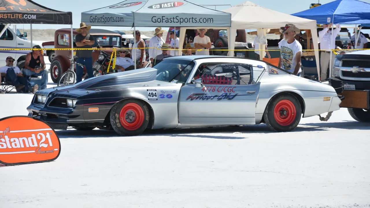 Cupê de competição prata e preto, com rodas vermelhas, parado no sal na área de boxes da Speed Week de Bonneville, em Utah, em 2016 (imagem de arquivo; não é o carro de Gary Matranga)
