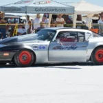Cupê de competição prata e preto, com rodas vermelhas, parado no sal na área de boxes da Speed Week de Bonneville, em Utah, em 2016 (imagem de arquivo; não é o carro de Gary Matranga)