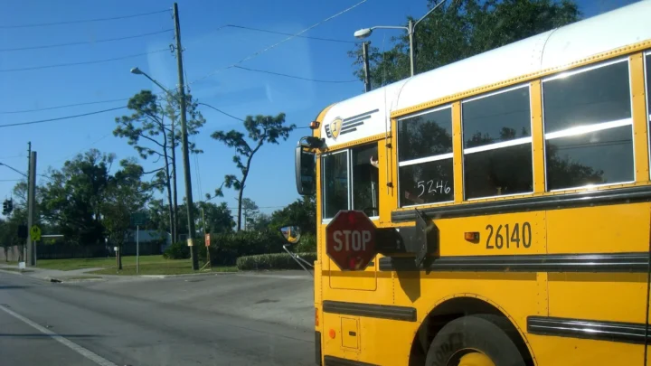 Ônibus escolar amarelo com o braço de parada aberto numa rua, em novembro de 2008 (imagem ilustrativa; não é o ônibus do caso)