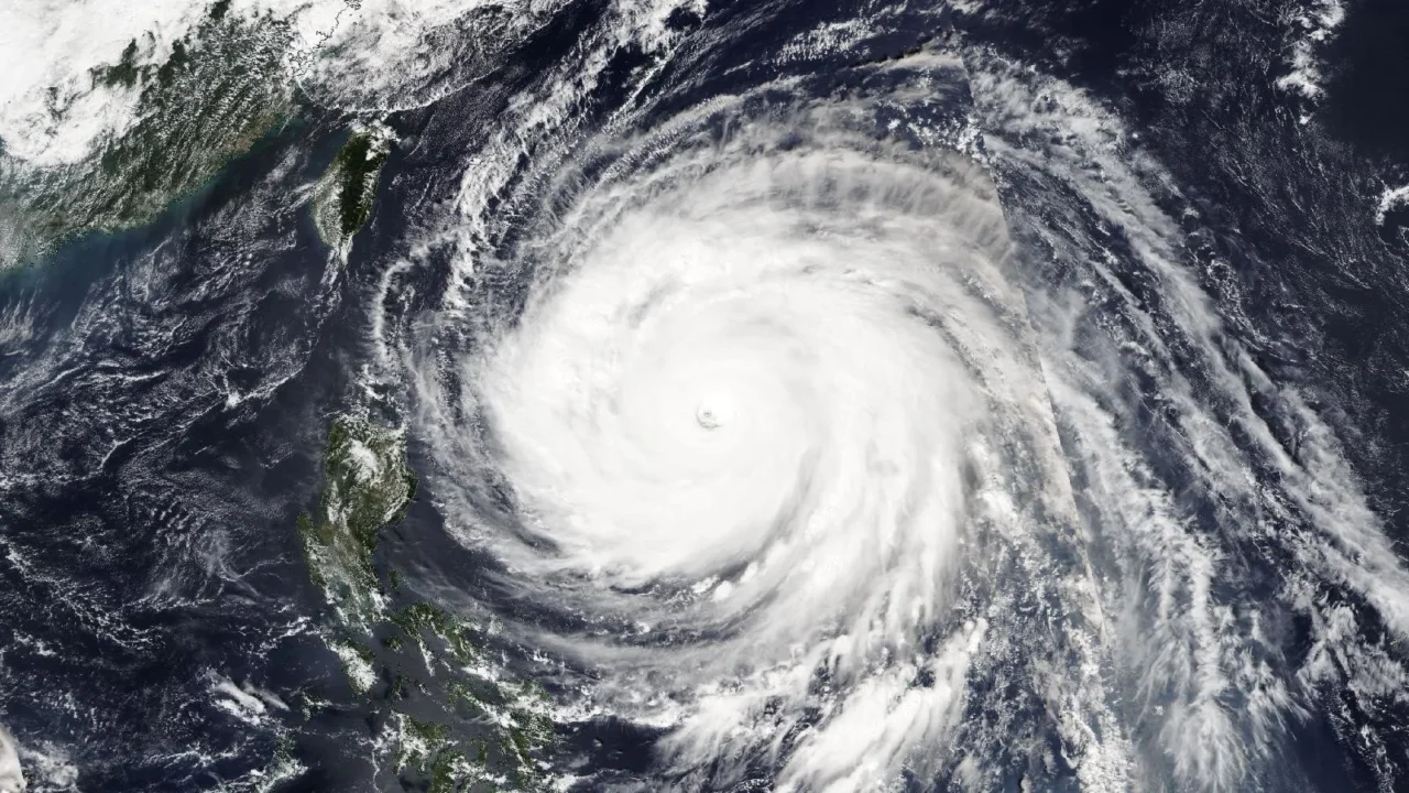 O supertufão Champi visto do espaço em 21 de outubro de 2026, com o olho no centro da espiral de nuvens, a leste das Filipinas; Taiwan aparece no alto, à esquerda