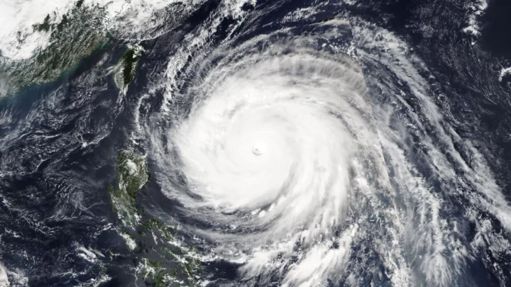 O supertufão Champi visto do espaço em 21 de outubro de 2026, com o olho no centro da espiral de nuvens, a leste das Filipinas; Taiwan aparece no alto, à esquerda