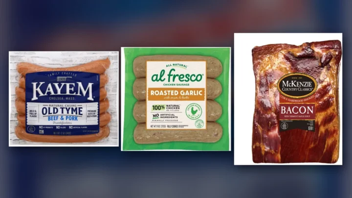 Embalagens de salsicha Kayem Old Tyme, linguiça de frango Al Fresco Roasted Garlic e bacon McKenzie, três dos produtos incluídos no recall