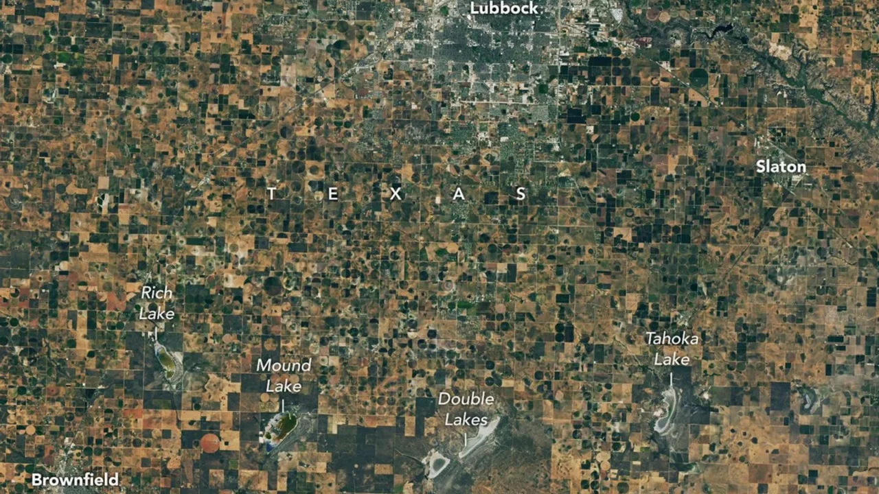 Uma imagem de satélite de terras agrícolas ao redor de Lubbock, Texas, em 22 de setembro de 2025, apresenta um mosaico de campos agrícolas verdes e marrons e vários lagos playa com quantidades variadas de água.