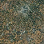 Uma imagem de satélite de terras agrícolas ao redor de Lubbock, Texas, em 22 de setembro de 2025, apresenta um mosaico de campos agrícolas verdes e marrons e vários lagos playa com quantidades variadas de água.