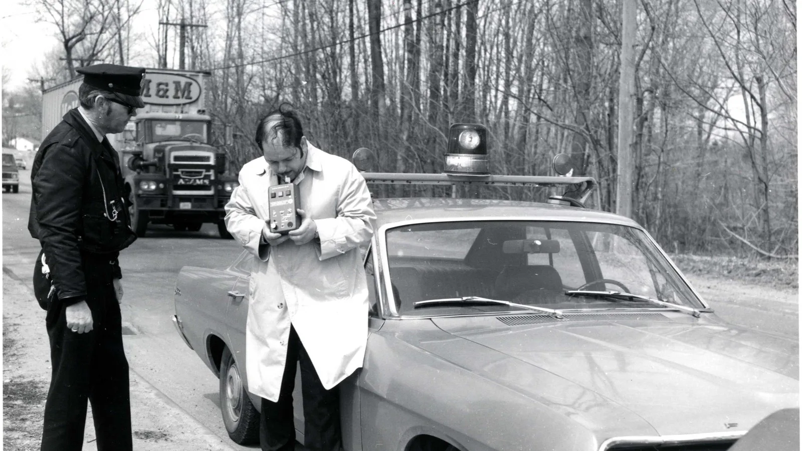 Foto de arquivo de 1972 do Departamento de Transportes simula o teste de álcool feito no local em um motorista suspeito de dirigir embriagado; sem relação com o caso