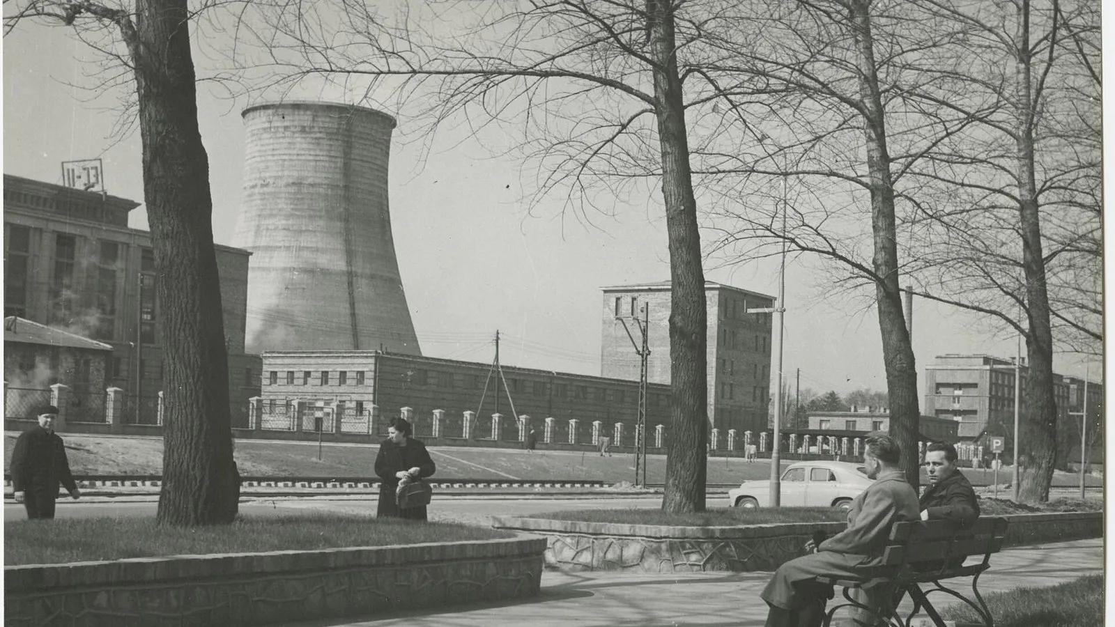 Prédios e torre de resfriamento da usina EC-2 vistos da avenida Politechniki, em Łódź, nas décadas de 1950 ou 1960 (imagem de arquivo)