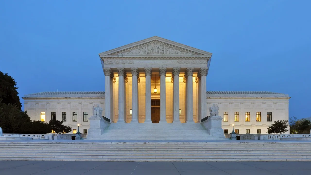 Fachada da Suprema Corte dos Estados Unidos iluminada ao anoitecer, em Washington (imagem de arquivo)