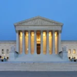 Fachada da Suprema Corte dos Estados Unidos iluminada ao anoitecer, em Washington (imagem de arquivo)