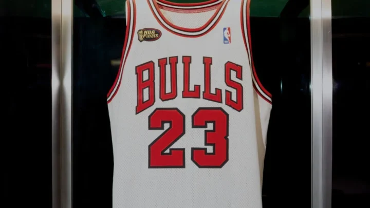 Uniforme número 23 do Bulls, time de basquete americano, exibido em vitrine de vidro com badge de NBA Finals visível no peito