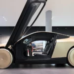 Protótipo do Cybercab, o carro autônomo de dois lugares da Tesla, exposto com a porta aberta numa loja em San José, na Califórnia, em novembro de 2024 (imagem de arquivo)