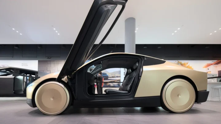 Protótipo do Cybercab, o carro autônomo de dois lugares da Tesla, exposto com a porta aberta numa loja em San José, na Califórnia, em novembro de 2024 (imagem de arquivo)