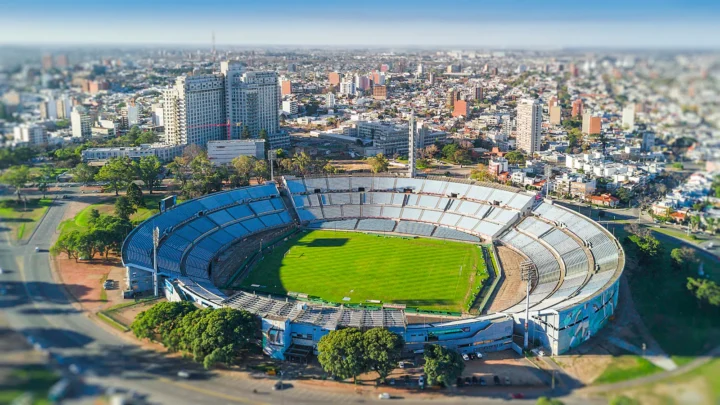 Vista aérea do Estádio Centenario, em Montevidéu, no Uruguai, com prédios da cidade ao fundo