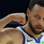 Jogador de basquete comemora durante partida da pré-temporada da NBA contra o Warriors