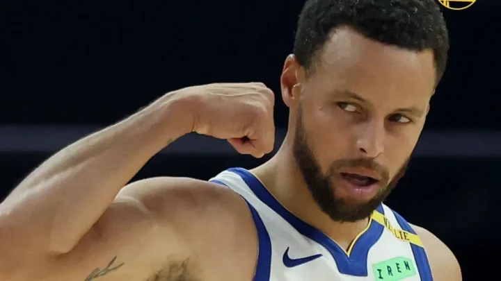 Jogador de basquete comemora durante partida da pré-temporada da NBA contra o Warriors