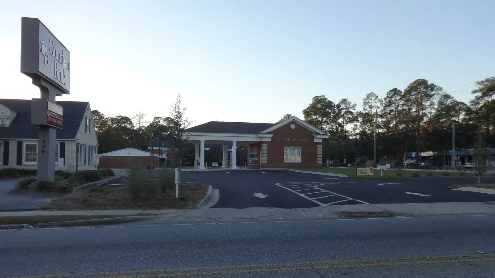 Prédio de atendimento drive-thru de um banco em Valdosta, na Geórgia, com a cobertura sobre as pistas (imagem ilustrativa de 2014, sem relação com o vídeo)