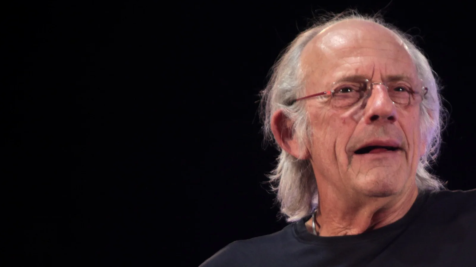 O ator Christopher Lloyd, o Doc Brown de "De Volta para o Futuro", fala ao microfone num evento em Phoenix, no Arizona, em 2015