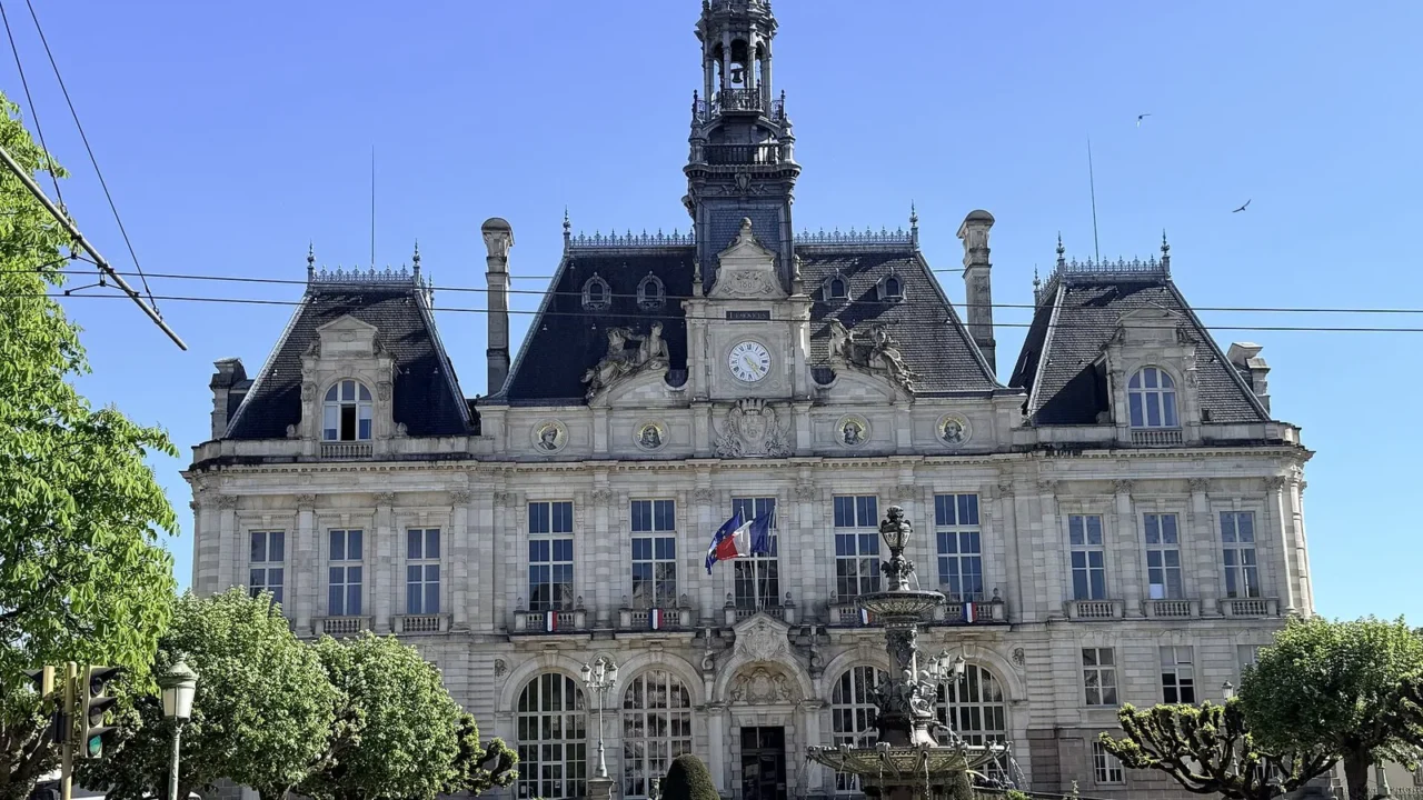 Fachada da prefeitura de Limoges, com o campanário central e o relógio, vista da praça com chafariz e jardins, em abril de 2026, seis meses antes do incêndio