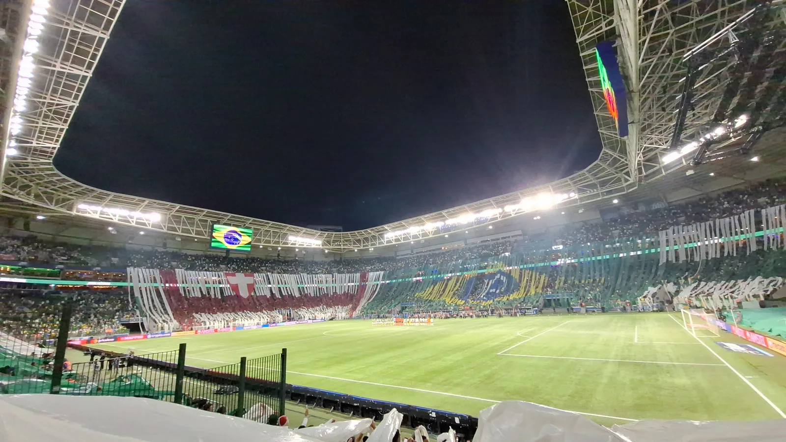 Torcida recebe as equipes de Palmeiras e LDU na semifinal da Libertadores de 2025, à noite, no estádio do Palmeiras em São Paulo, então chamado Allianz Parque e hoje Nubank Parque