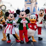 Personagens da Disney no Mickey's Very Merry Christmas Party 2025