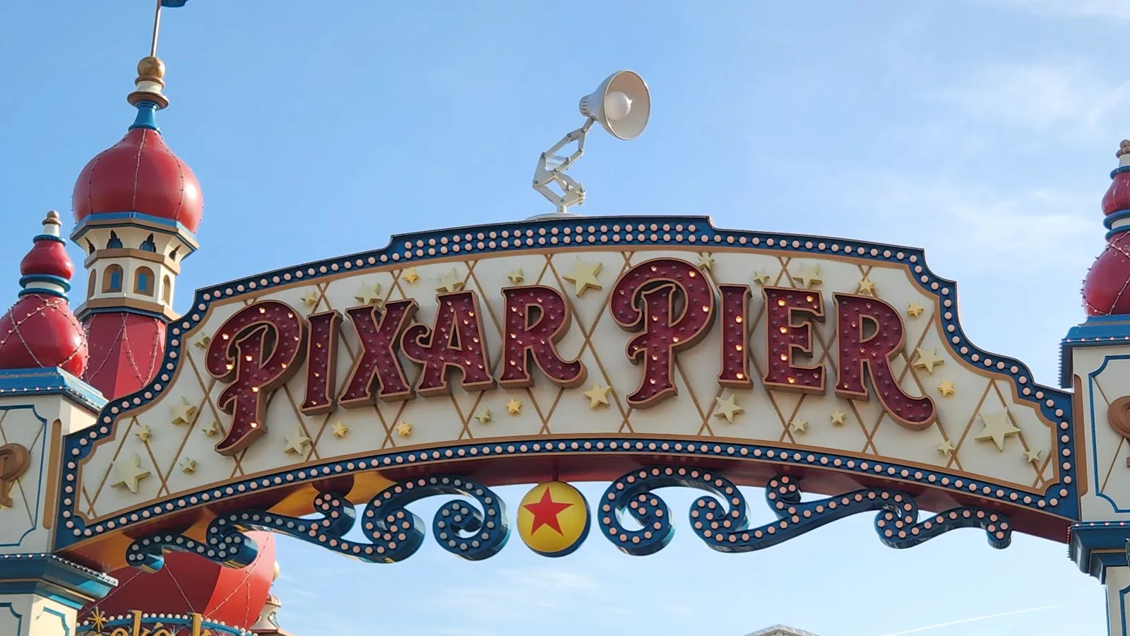 Foto de arquivo de fevereiro de 2025 do letreiro do Pixar Pier, no Disney California Adventure