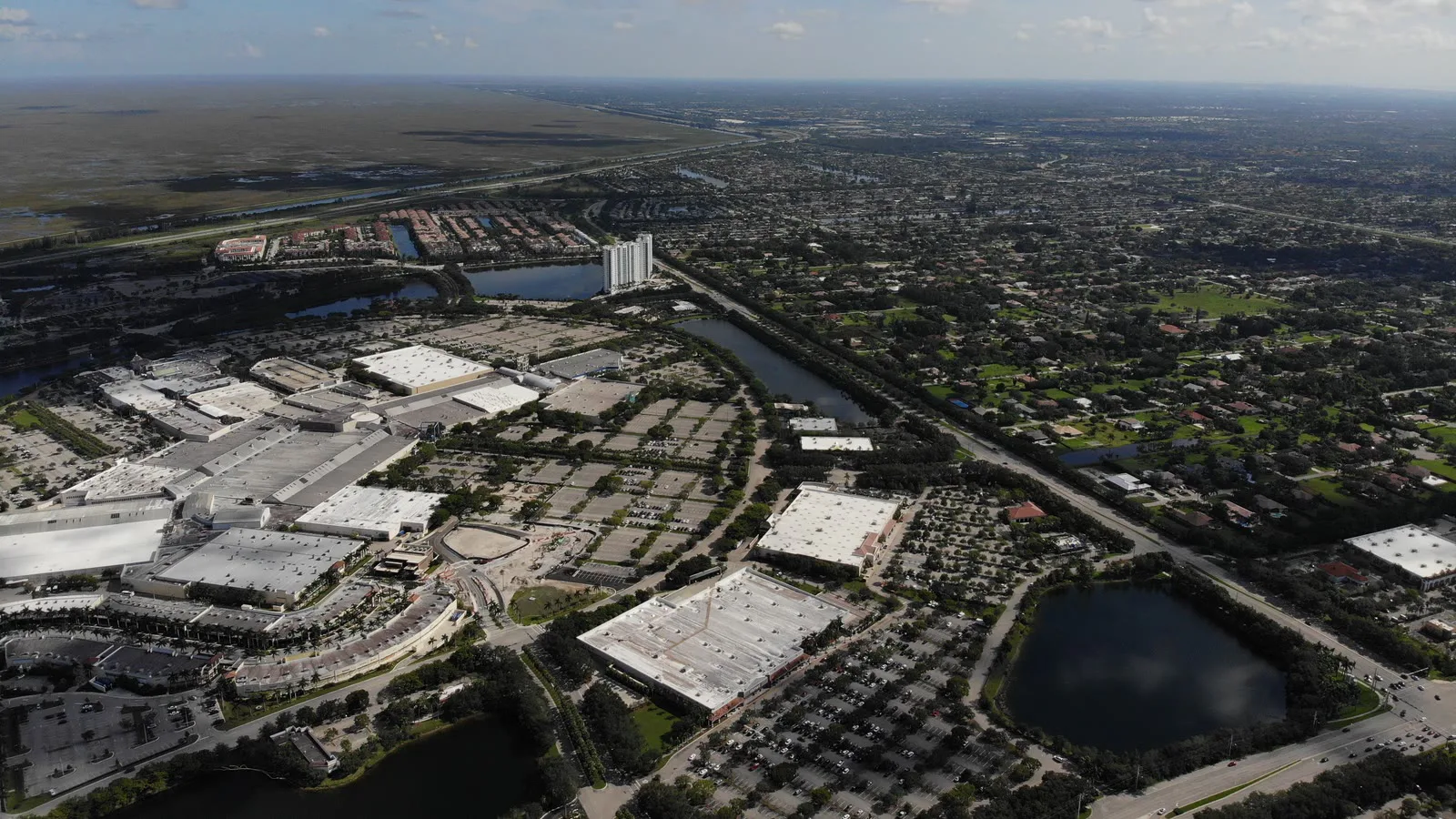 Foto de arquivo aérea do shopping Sawgrass Mills e de bairros residenciais de Sunrise e Plantation, na Flórida