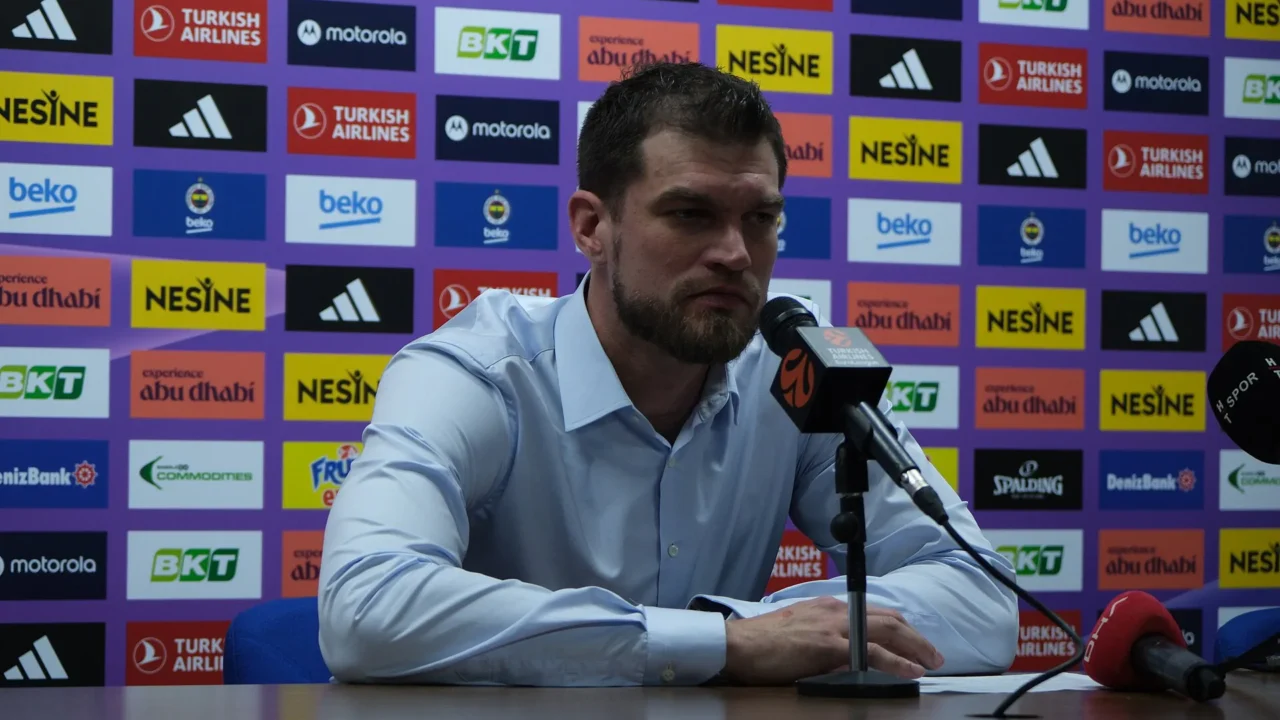 Tiago Splitter, de camisa social azul-clara, responde a perguntas numa entrevista coletiva da Euroliga, quando era técnico do Paris Basketball, em março de 2025