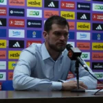 Tiago Splitter, de camisa social azul-clara, responde a perguntas numa entrevista coletiva da Euroliga, quando era técnico do Paris Basketball, em março de 2025