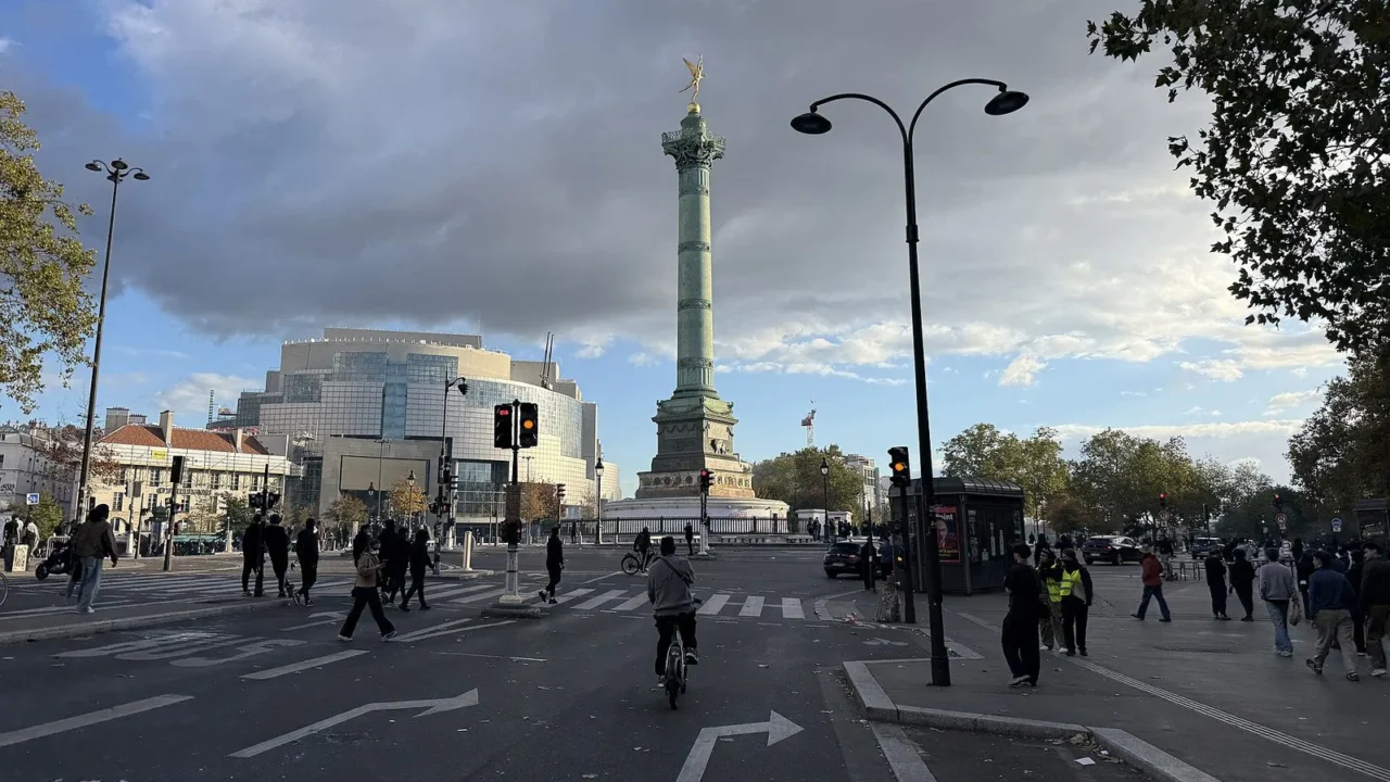Praça da Bastilha, em Paris, com a Coluna de Julho ao centro e pessoas caminhando pela rua em 17 de outubro de 2026, dia de manifestações