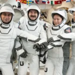 Os membros da Crew-12 da SpaceX, da NASA, se reúnem para um retrato vestindo os trajes pressurizados que usarão quando deixarem a Estação Espacial Internacional a bordo da espaçonave Dragon da SpaceX. Da esquerda para a direita, o cosmonauta da Roscosmos e especialista de missão Andrey Fedyaev, os