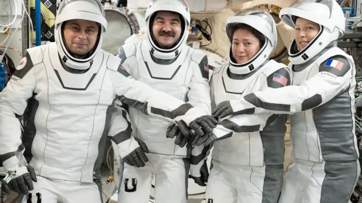 Os membros da Crew-12 da SpaceX, da NASA, se reúnem para um retrato vestindo os trajes pressurizados que usarão quando deixarem a Estação Espacial Internacional a bordo da espaçonave Dragon da SpaceX. Da esquerda para a direita, o cosmonauta da Roscosmos e especialista de missão Andrey Fedyaev, os
